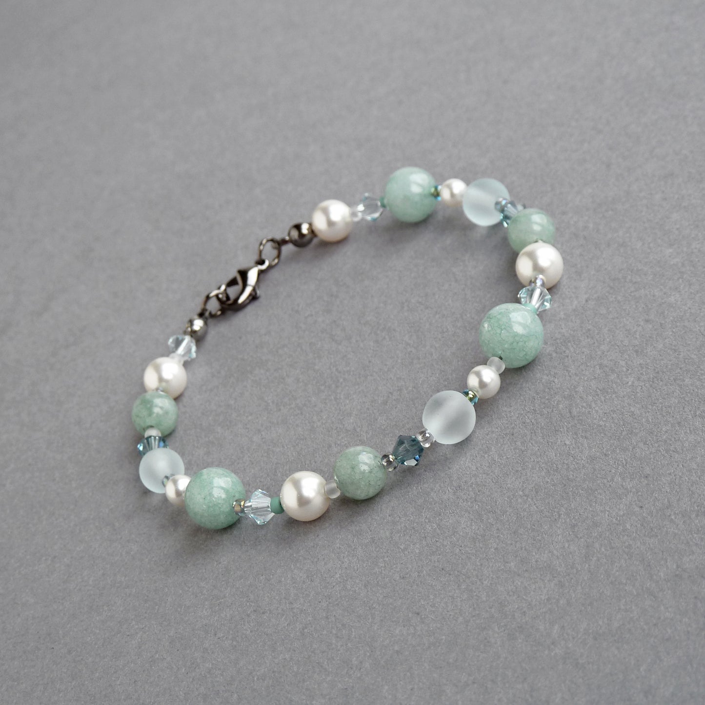 Dusty green pearl bracelet