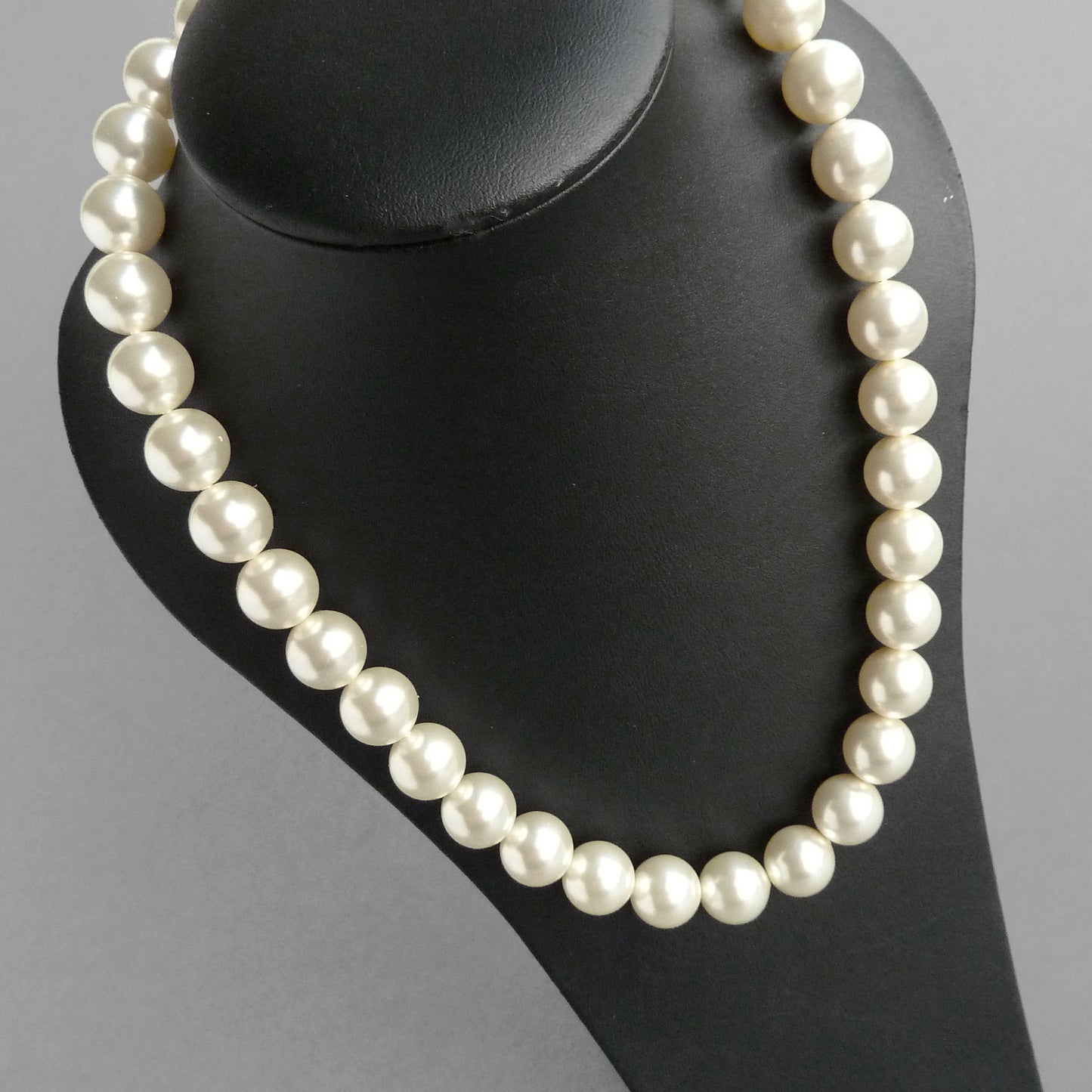 Chunky ivory pearl necklace