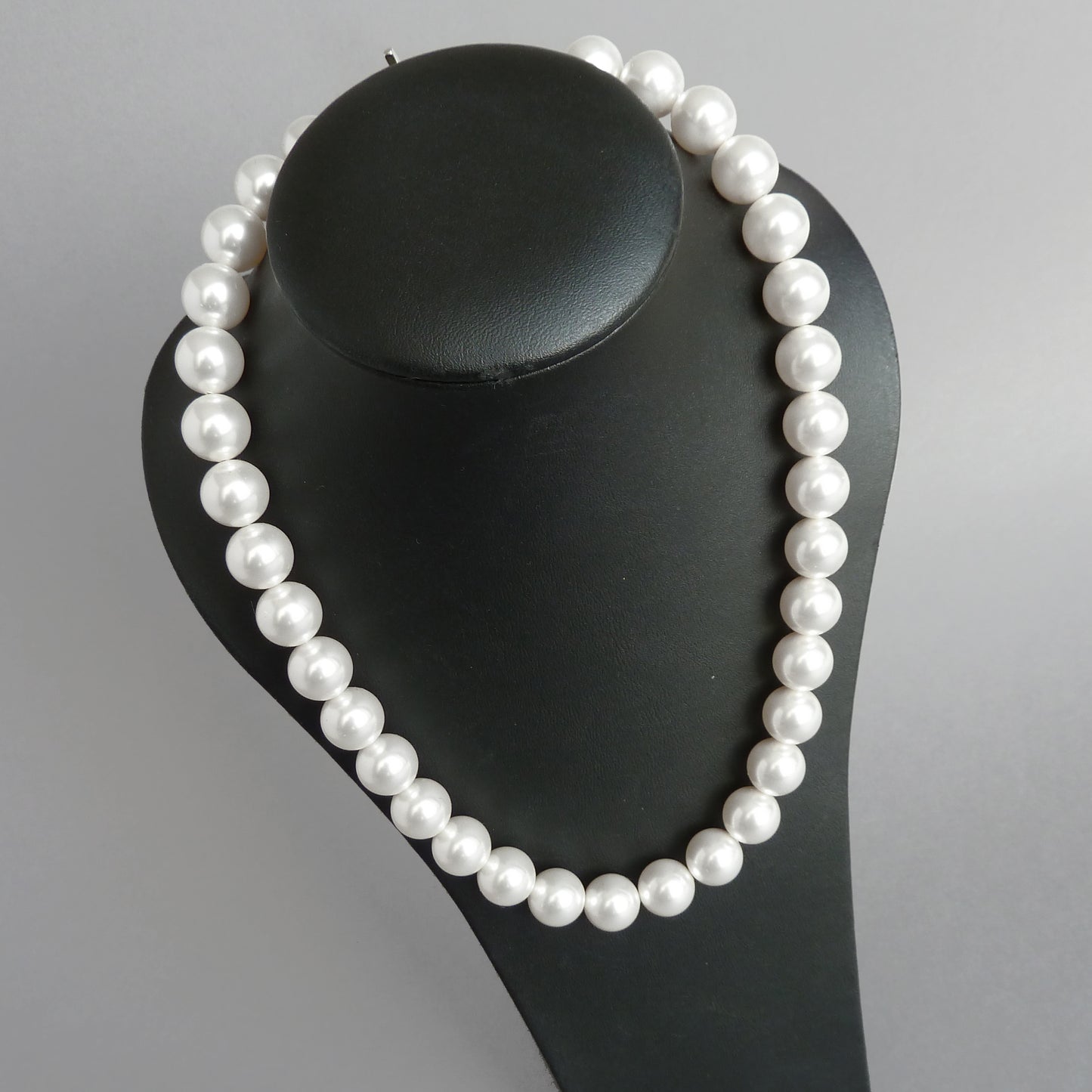 Chunky pearl necklaces
