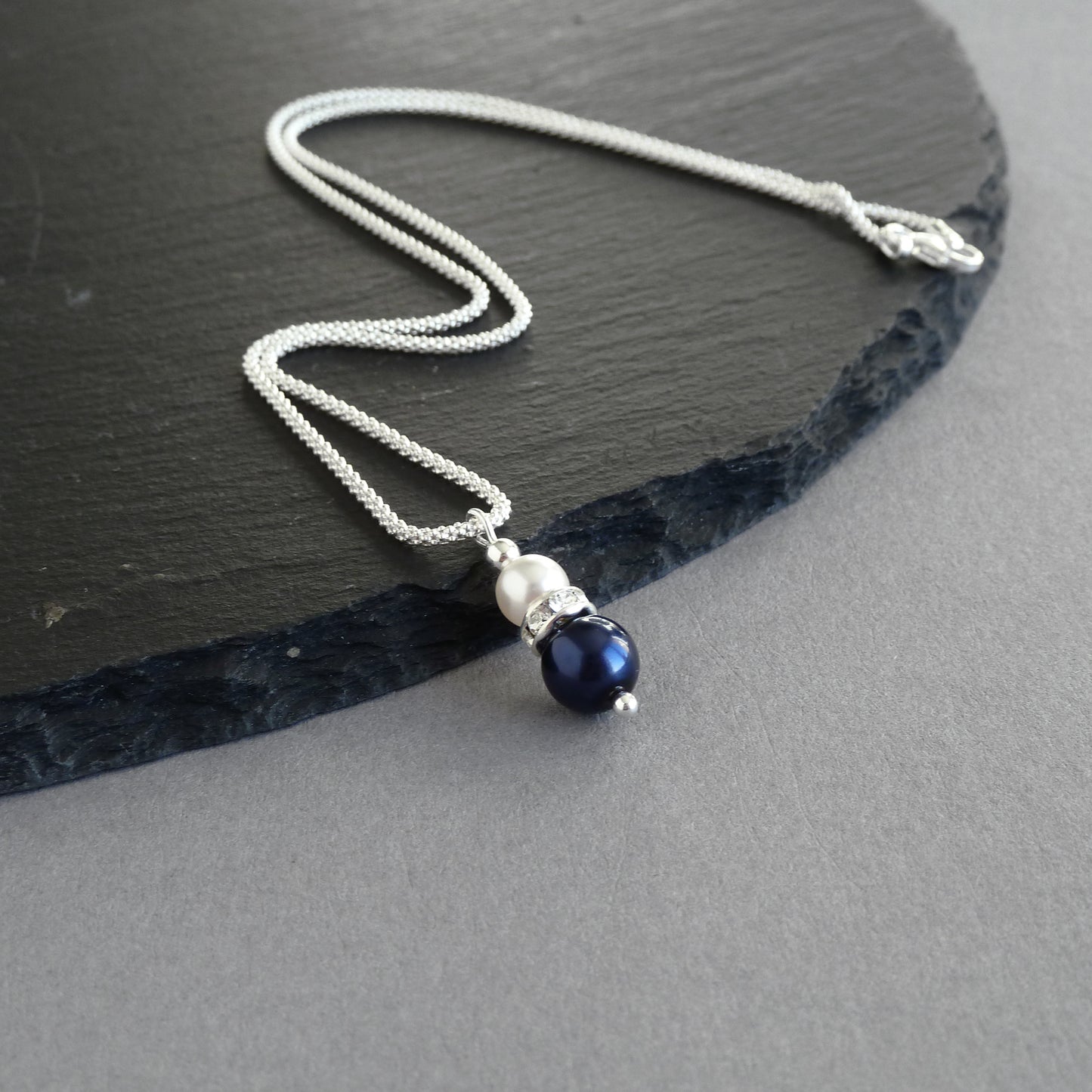 Dark blue pearl pendant necklace