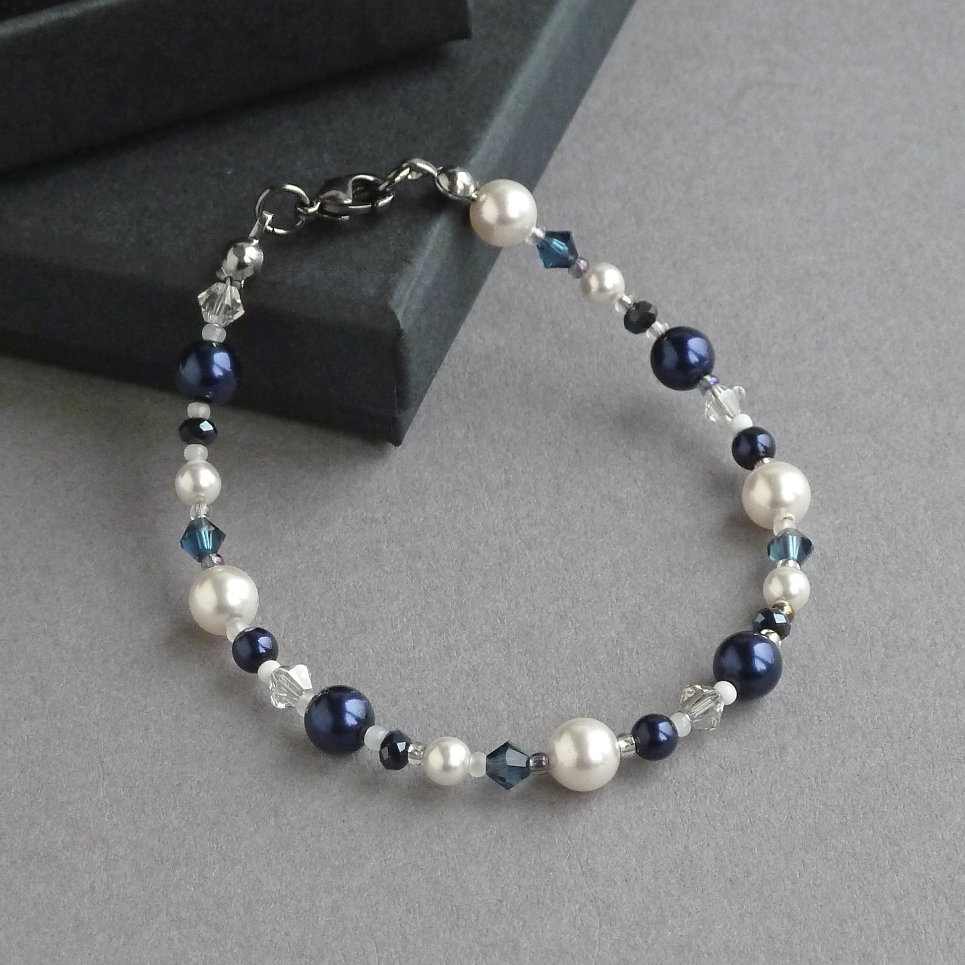 Navy blue beaded pearl bracelet