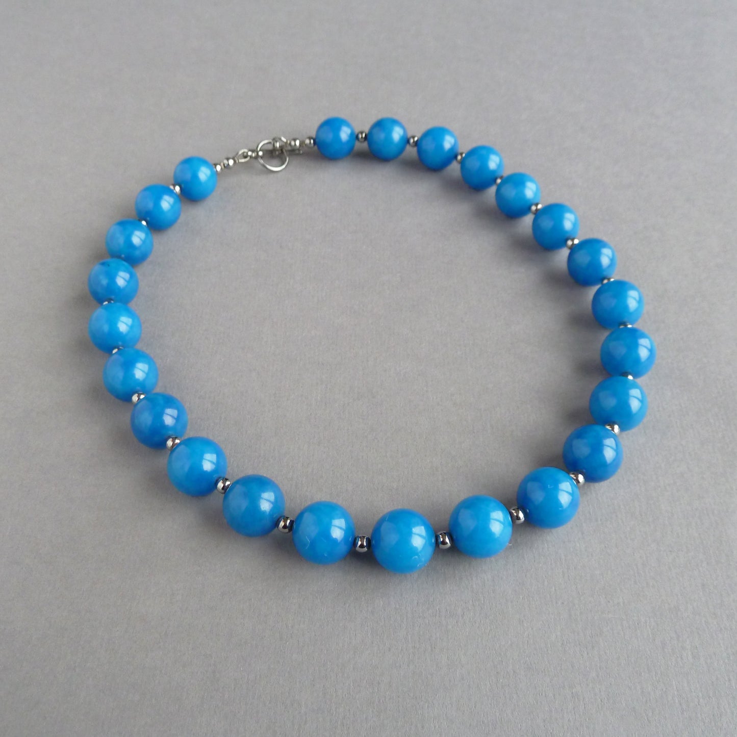 Single strand bright blue necklace