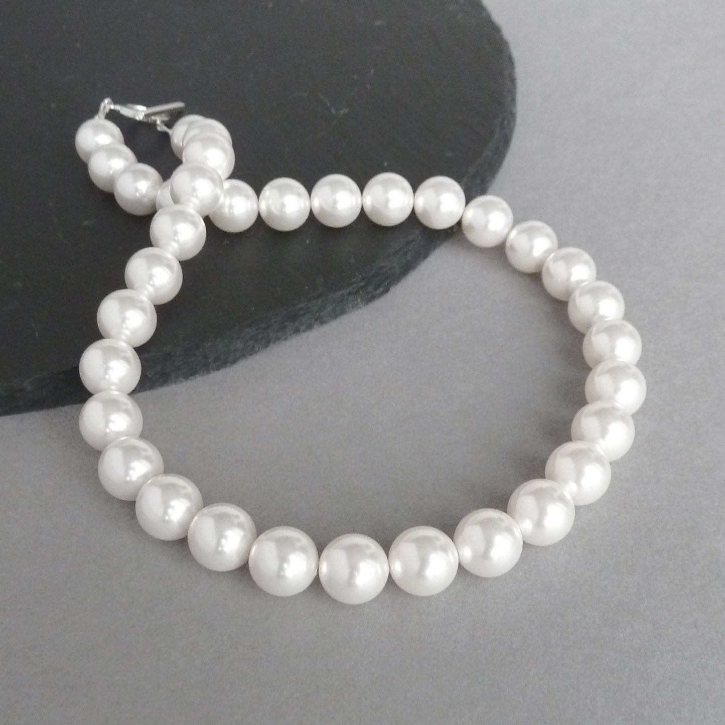 Single strand chunky white pearl necklace
