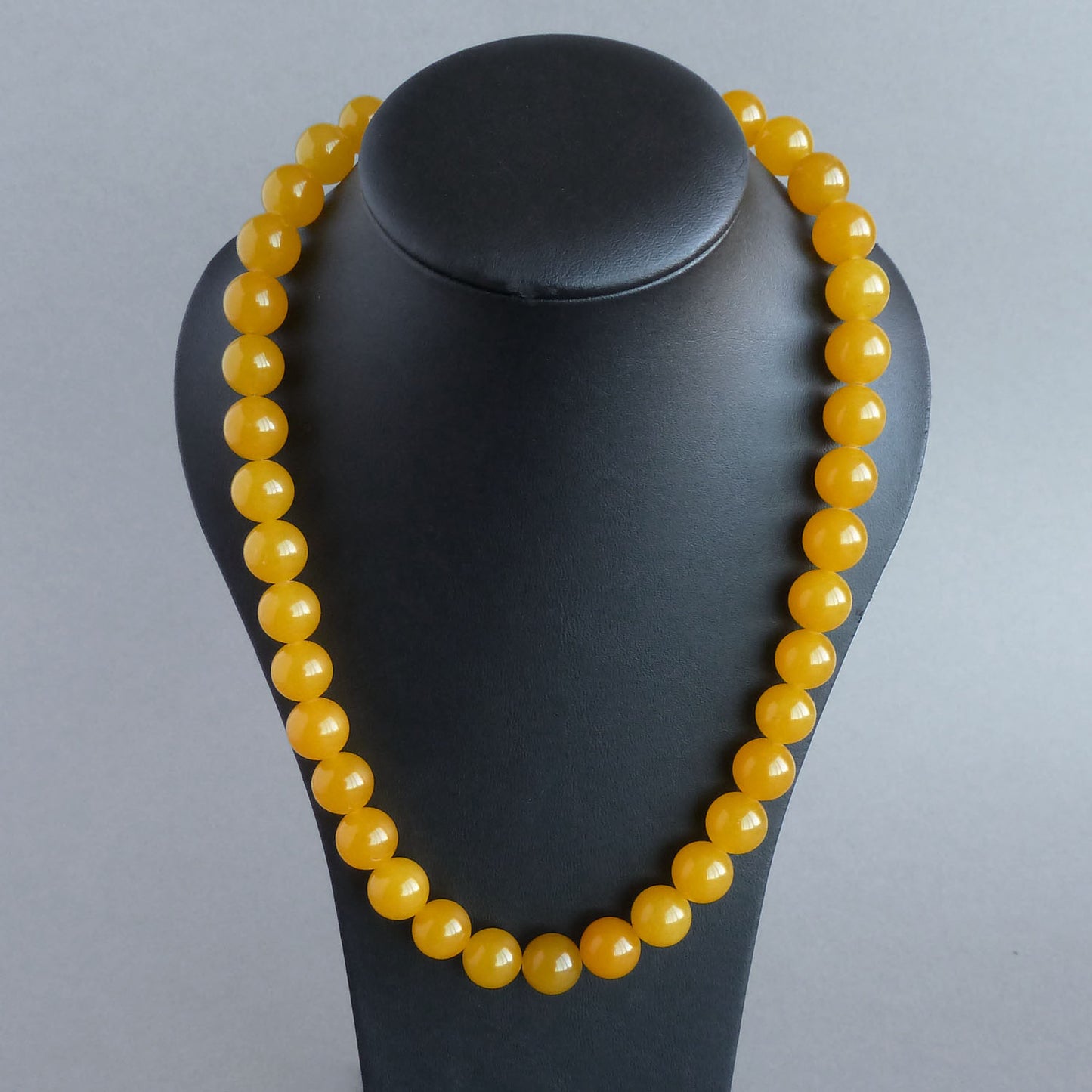 Single strand chunky yellow necklace