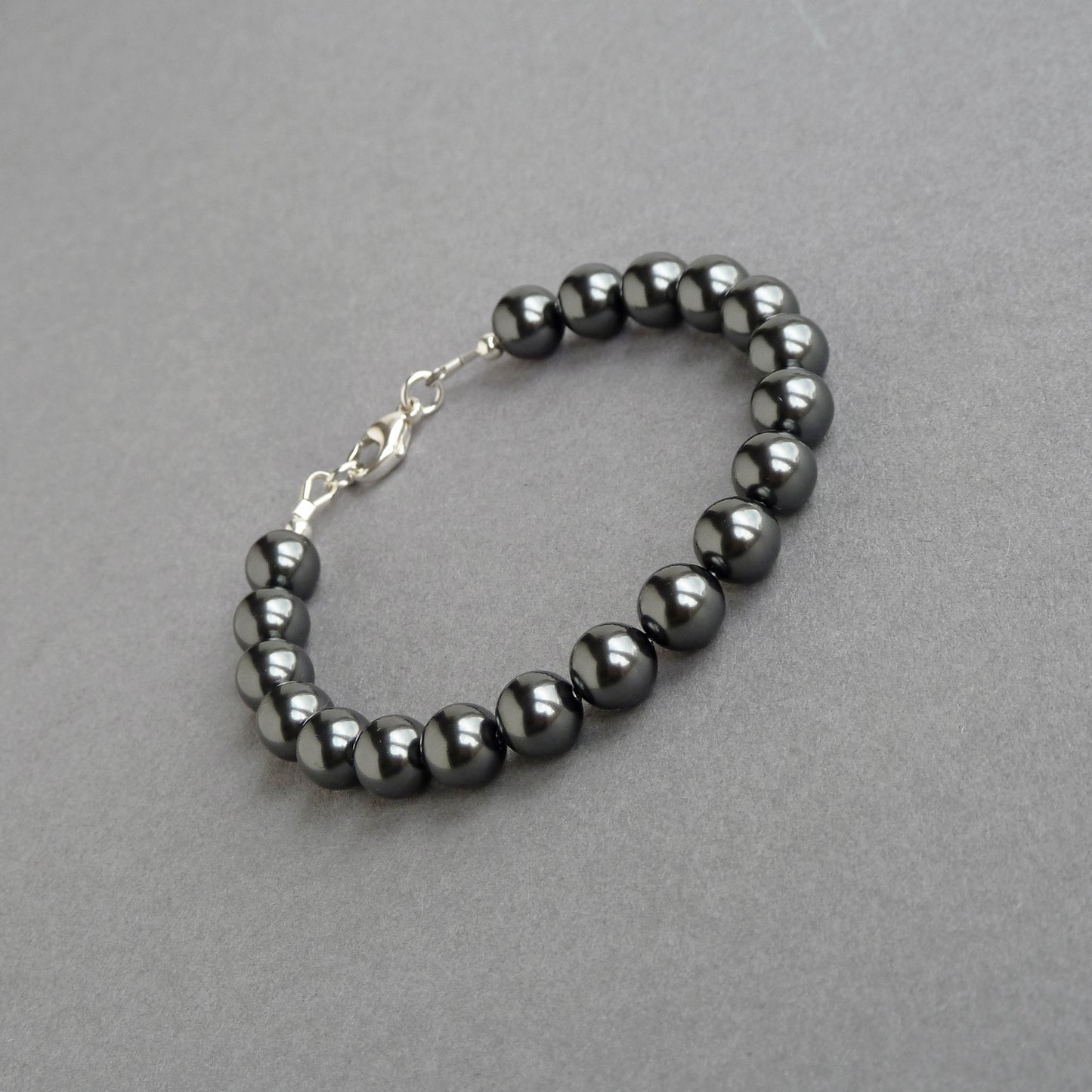 Single strand dark grey pearl bracelet