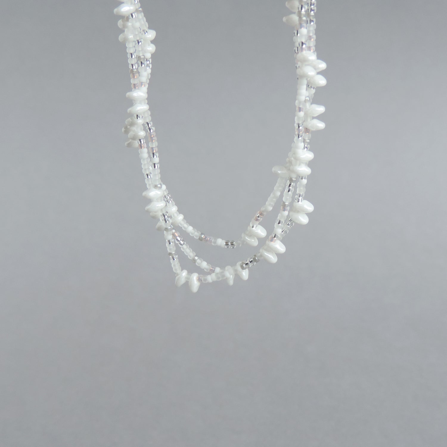 White clasp free necklace