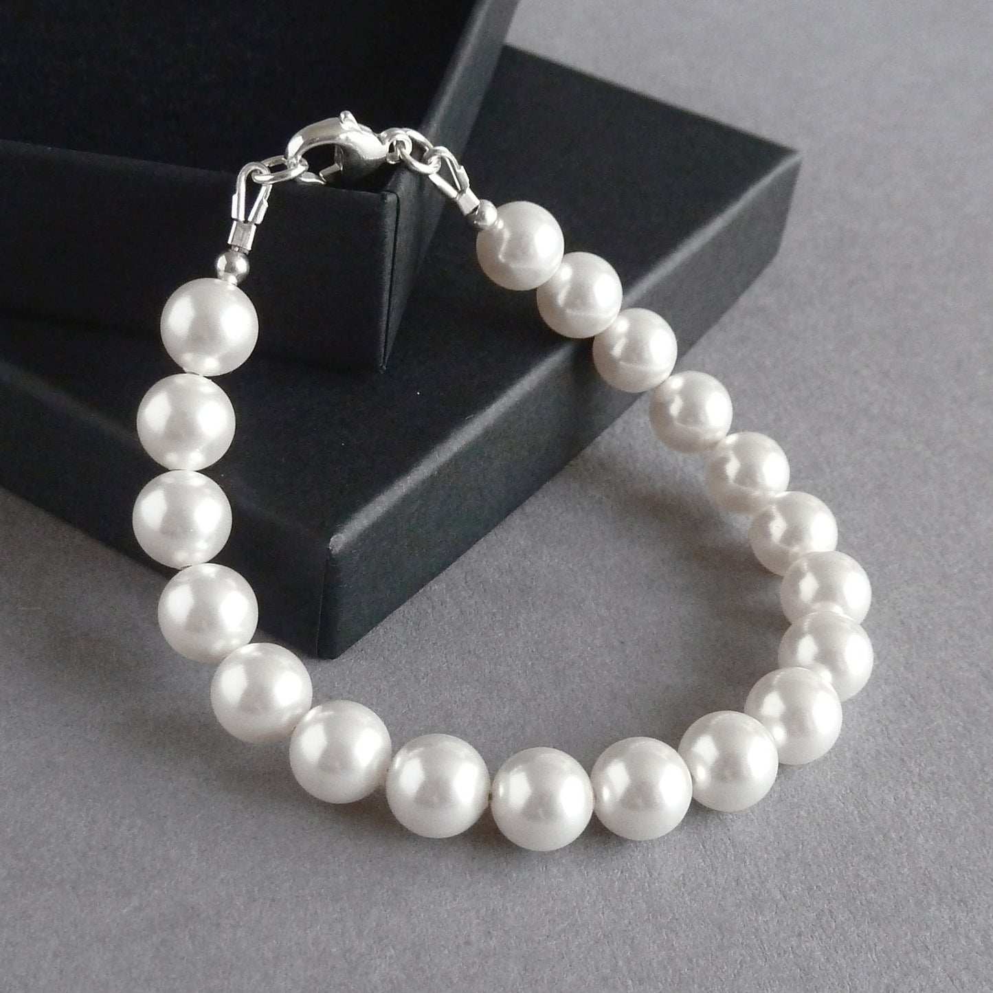White pearl single strand bracelet