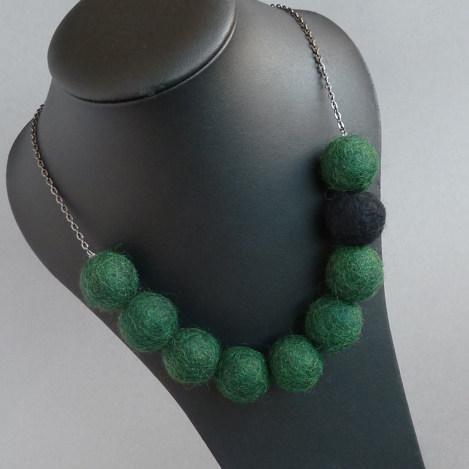 Chunky bottle green necklace