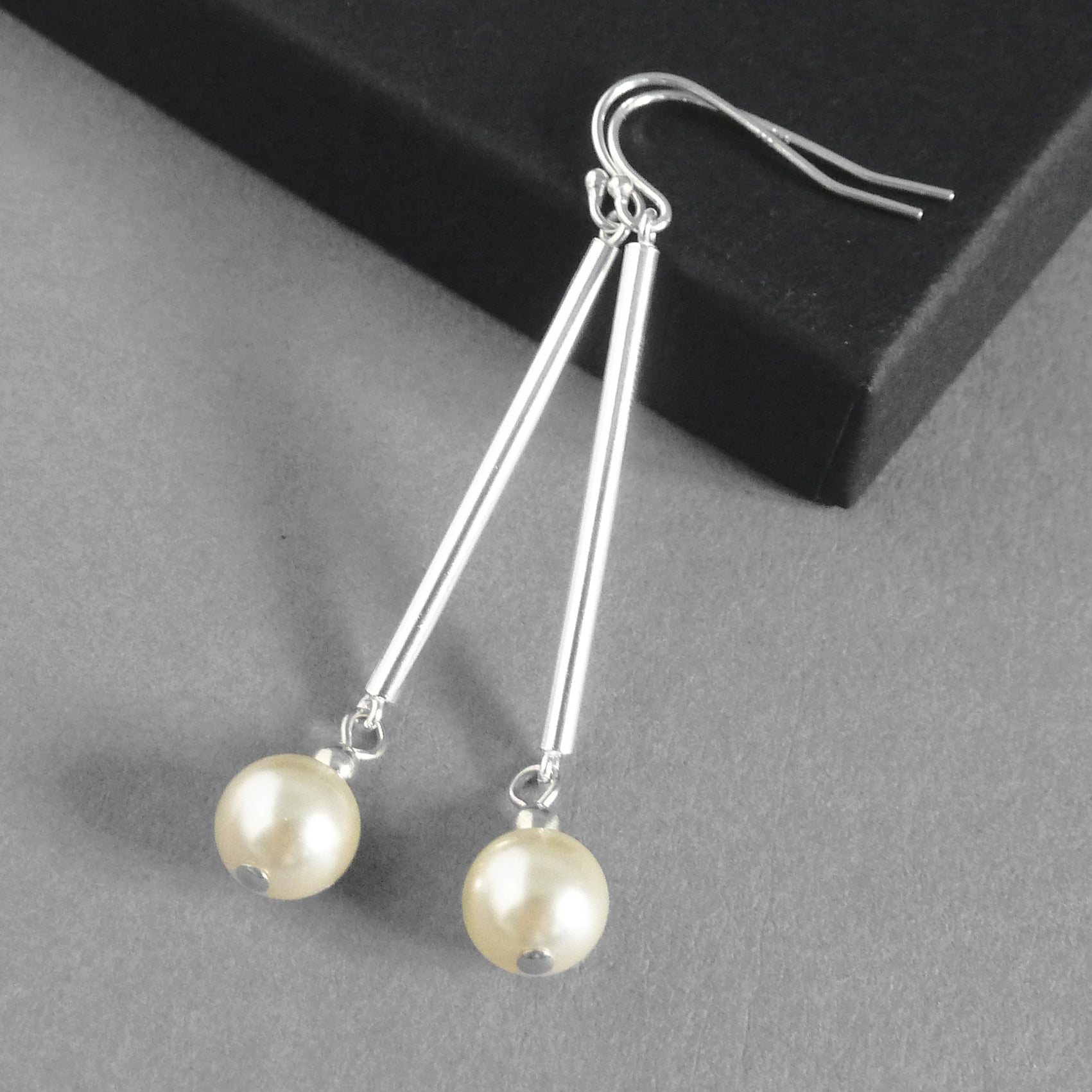 Cream pearl dangly earrings