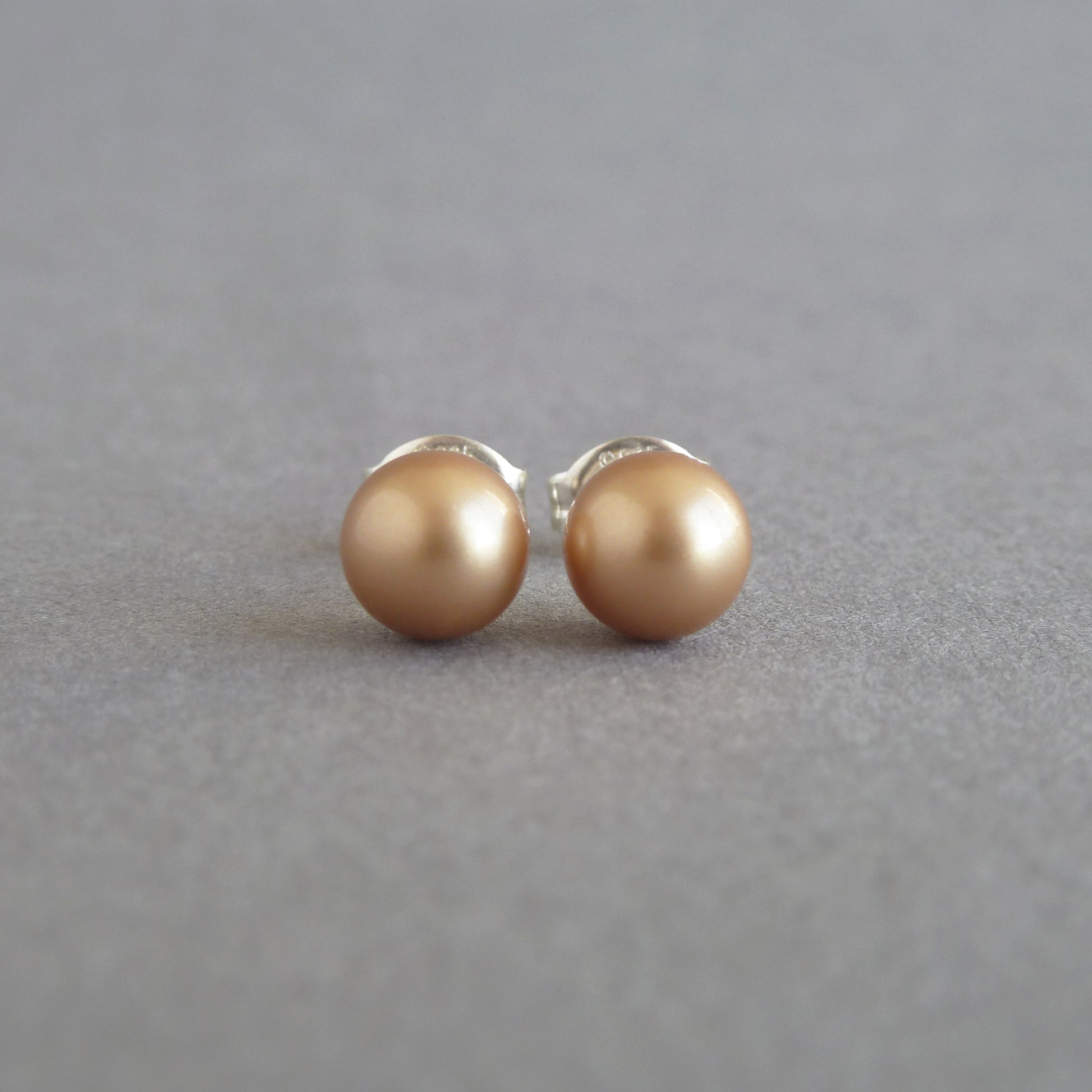 Round gold pearl studs