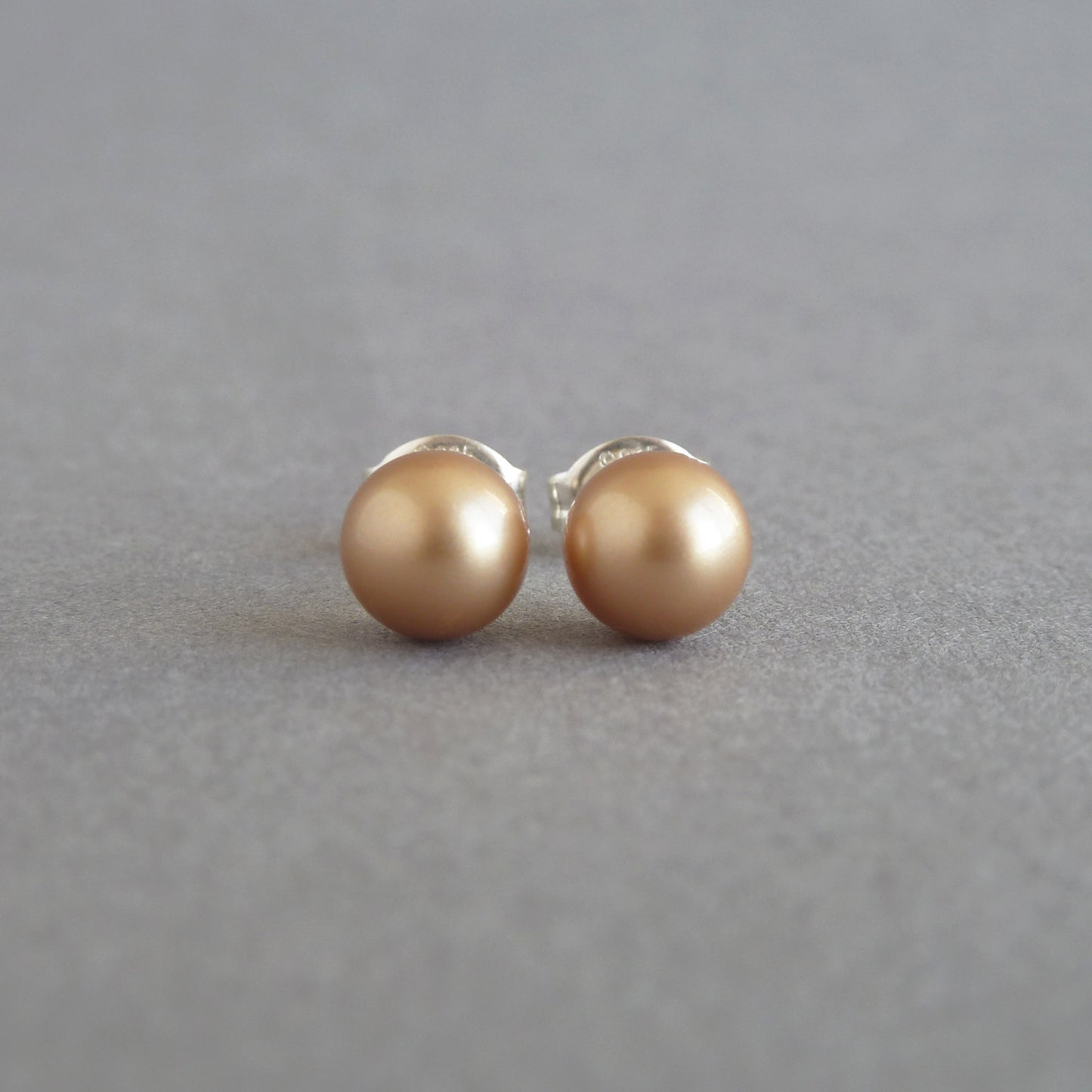Round gold pearl studs