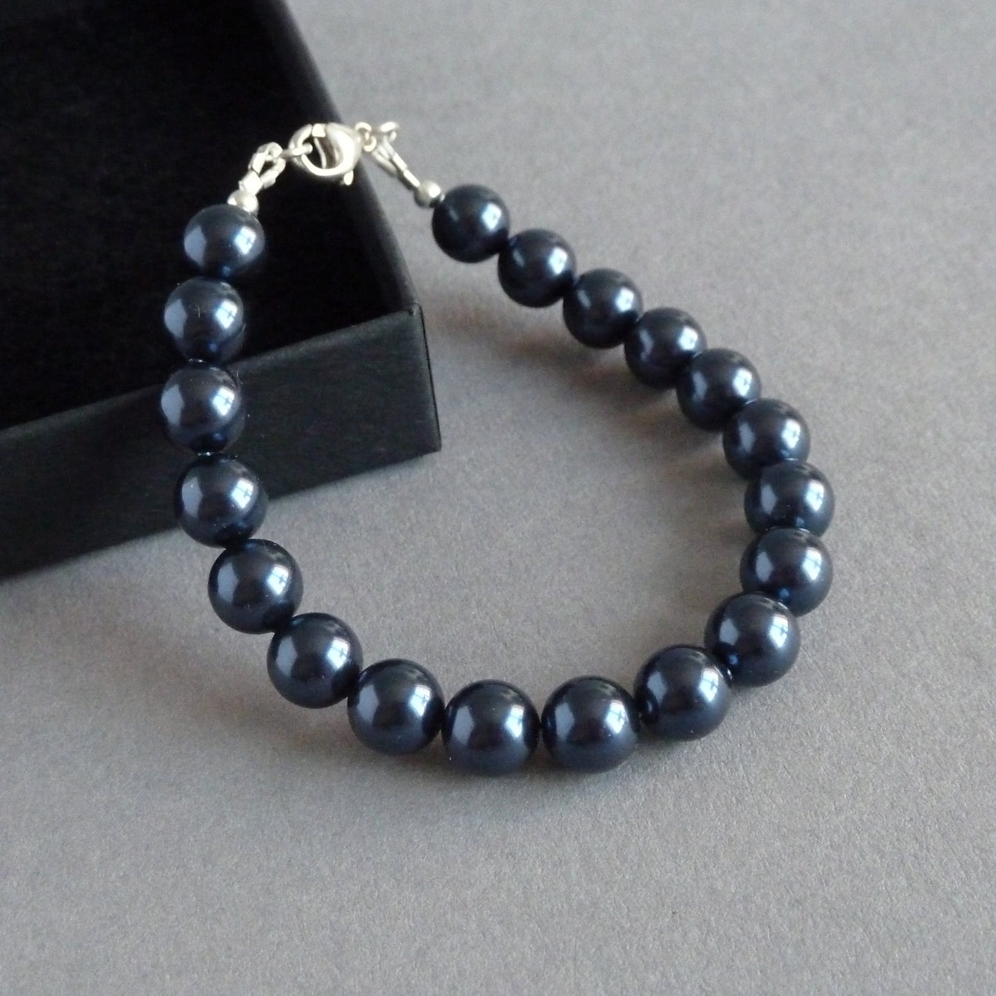Single strand navy pearl bracelet