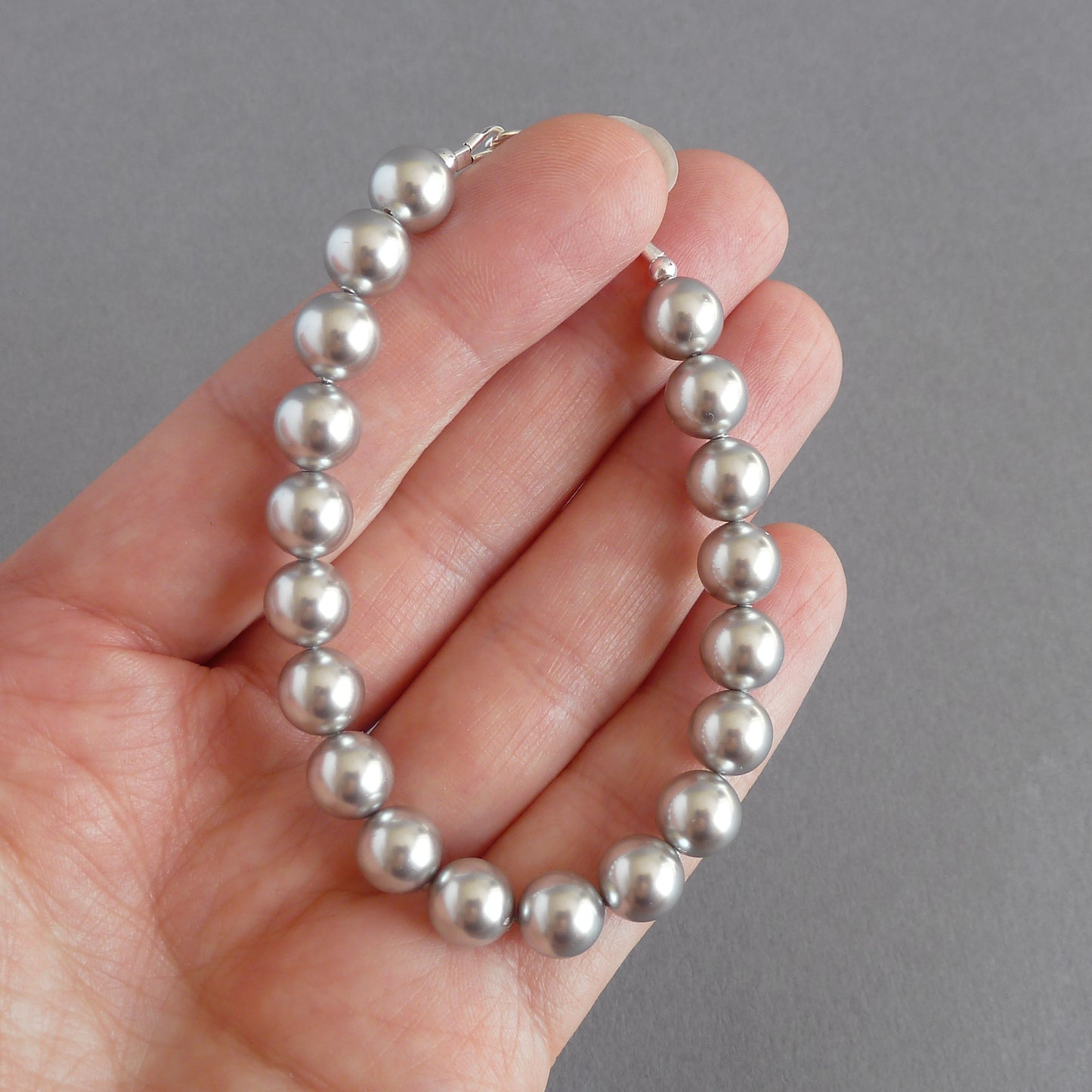 Single strand silver grey pearl bracelet